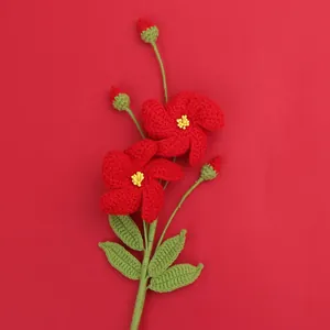 Bouquet de campanules crochetées à la main avec pétales rouges et feuilles vertes