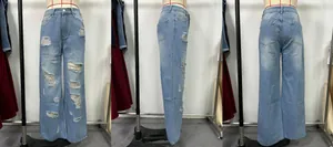 Detailansicht der hellblauen Destroyed-Jeans mit geradem Bein und Rissen am Knie