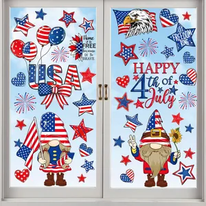 Détail d'autocollants de fenêtre du 4 juillet avec gnomes et motifs de drapeau américain