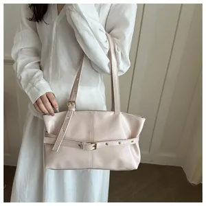 Détail du sac cabas en similicuir beige clair avec boucle et longues anses d'épaule