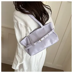 Vue détaillée d'un sac porté épaule en cuir ciré lavande avec brides à œillets métalliques