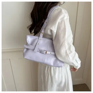 Détail du sac en cuir ciré violet clair avec œillets métalliques et boucle de sangle