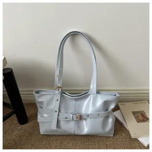 Détail du sac fourre-tout en cuir ciré bleu clair avec finition brillante et boucle