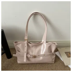 Détails du sac à bandoulière en cuir ciré rose pâle avec ceintures à œillets métalliques