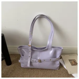 Détail du sac cabas lilas en cuir ciré avec œillets métalliques et doubles poignées
