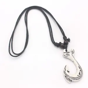 Collar Maori con anzuelo de resina blanca y colgante tribal con cordón negro trenzado