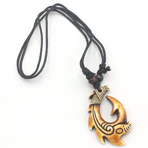 Maori Stil Fischhaken Kette mit Kunstharz Knochenanhänger und schwarzer Kordel