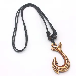 Collar estilo maorí de resina con forma de anzuelo y cordón trenzado color negro