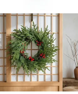 Realistischer Weihnachtskranz mit Kiefernadeln und roten Beeren in einer Heimszene