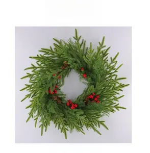 Detaillierte Vorderansicht künstlicher Weihnachtskranz mit Tannennadeln und Beeren