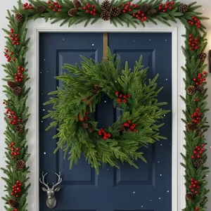 Weihnachtskranz und Tannengirlande mit roten Beeren und Zapfen an einer blauen Tür