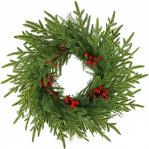 Realistischer Weihnachts-Zypressenkranz mit roten Beeren und Zapfen für die Türdeko