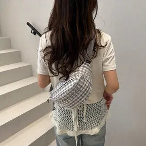 Japanische Brusttasche mit grauem Karomuster, kleinen Blumen und breitem Schultergurt