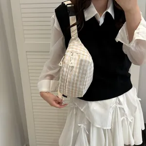 Bauchtasche mit Karomuster und verstellbarem Riemen im japanischen minimalistischen Stil