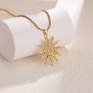 Dettaglio della collana con ciondolo a sole a spirale e catena a serpente lucida