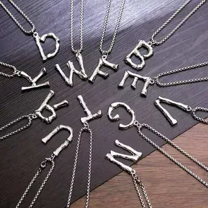Colliers en acier titane avec pendentifs lettres texture bambou et chaînes à billes
