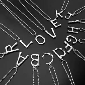 Colliers en acier titane avec pendentifs lettres argentées au design texture lave