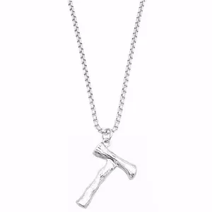 Détail du collier en acier titane argenté avec un pendentif texturé en forme de hache