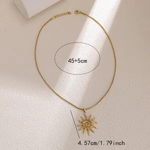 Collana sole a spirale in acciaio inossidabile dorato con trama martellata e catena a serpente