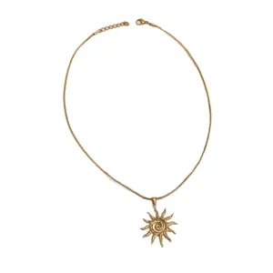 Collana con ciondolo a sole dorato a spirale con catena a serpente regolabile