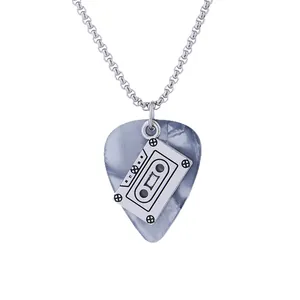 Collana plettro per chitarra punk retrò con pendente a cassetta e trama marmorea su catena
