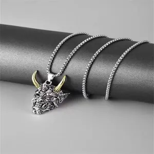 Collana con ciondolo maschera Hannya punk scuro con corna dorate e catena vintage