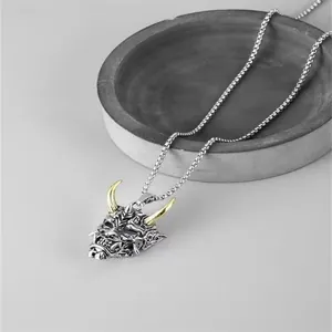 Collana con pendente maschera Hannya giapponese in metallo argento con corna d'oro