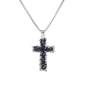 Collana a croce in acciaio inossidabile argento con trama lavica e smalto nero