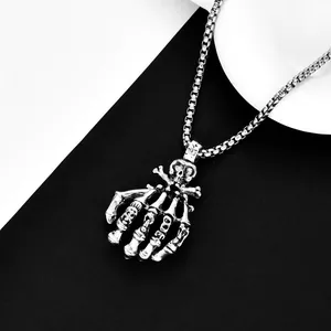Collier avec pendentif main de squelette style punk gothique en argent vintage chic