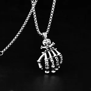 Pendentif tête de mort et main squelette style punk avec chaîne argentée polie