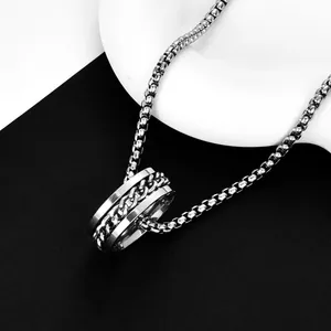 Collana con anello in acciaio inossidabile industriale e ciondolo a catena intrecciata