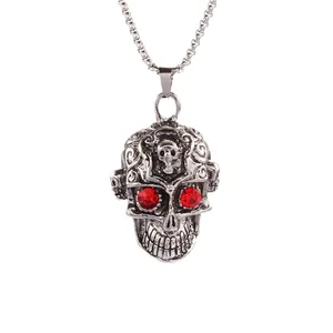Collier crâne gothique en acier titane avec yeux rouges et gravures vintage sur chaîne