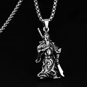 Collana con ciondolo guerriero Guan Yu da uomo in argento con catena su sfondo nero