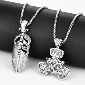 Pendentifs nœud celtique et crâne en acier inoxydable argenté sur fond blanc épuré