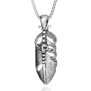 Collier en acier inoxydable avec pendentif gothique en forme de plume et épée de crâne