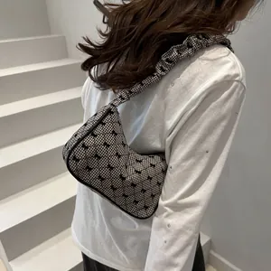Sac bandoulière vichy avec imprimés nœuds noirs et bandoulière à volants sur modèle
