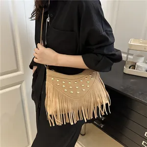 Sac hobo beige pour femme avec clous dorés et longues franges de style vintage