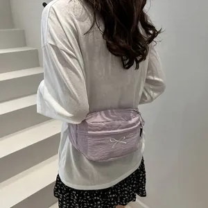 Sac de sport bandoulière en nylon violet clair avec nœud papillon brodé sur modèle