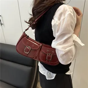 Sac sous les aisselles vintage bordeaux brillant avec doubles poches avant