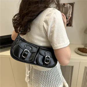 Sac baguette noir vintage avec deux poches frontales et des boucles argentées