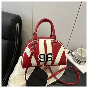 Detail van vintage sport bowlingtas met rode strepen en nummer 96 borduurwerk