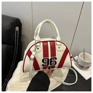 Detail van de crème bowlingtas met rode strepen en borduursel van het nummer 96