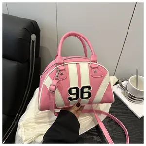 Detailopname van de roze-witte bowlingtas met nummer 96 patch en ster-klinknagels
