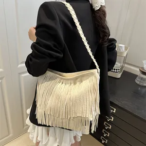 Sac bandoulière beige chic avec franges étagées et bandoulière tressée sur modèle