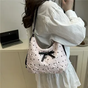 Borsa a secchiello rosa trapuntata da donna con ricamo a fiocco e ciondolo cuore