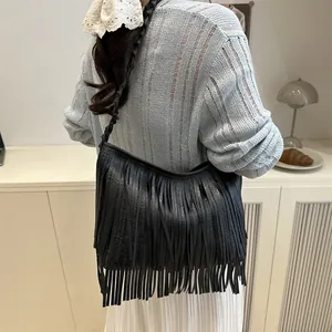 Sac bandoulière noir minimaliste à franges avec bandoulière tressée de style moderne