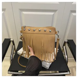 Détail du sac bandoulière kaki à franges avec clous argentés et style bohème chic