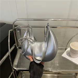 Sac sous le Bras Demi-Lune pour Femme en Similicuir PU avec Breloque Nœud Métallique Sac à Épaule Hobo Street Chic Quotidien