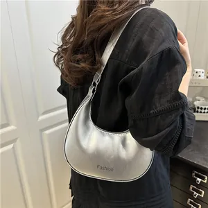 Sac sous le bras demi-lune argenté métallisé avec lettrage Fashion et détail nœud