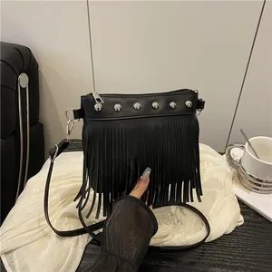 Sac à Épaule pour Femme avec Glands et Rivets en Cuir PU Sac Bandoulière à Franges Petit Sac Carré Style Rétro Street